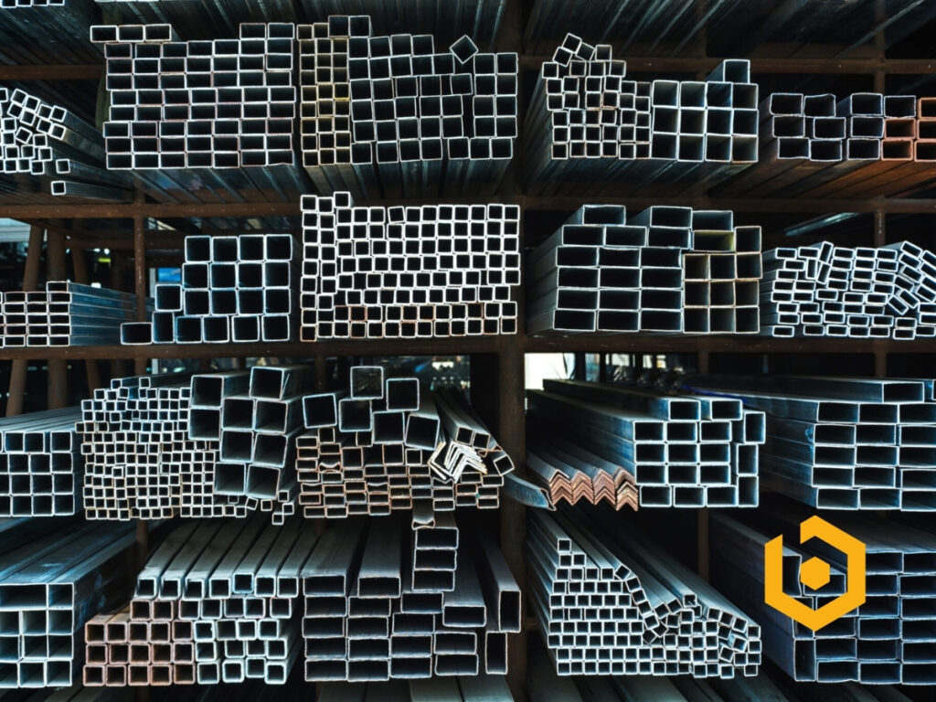 Estoques recordes e preços travados: O impasse do aço em 2026